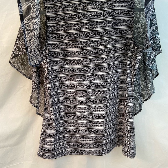 NWT, Kim Rogers, Flowy Sleeveless Black and White Shirt, Size Medium - Picture 5 of 16